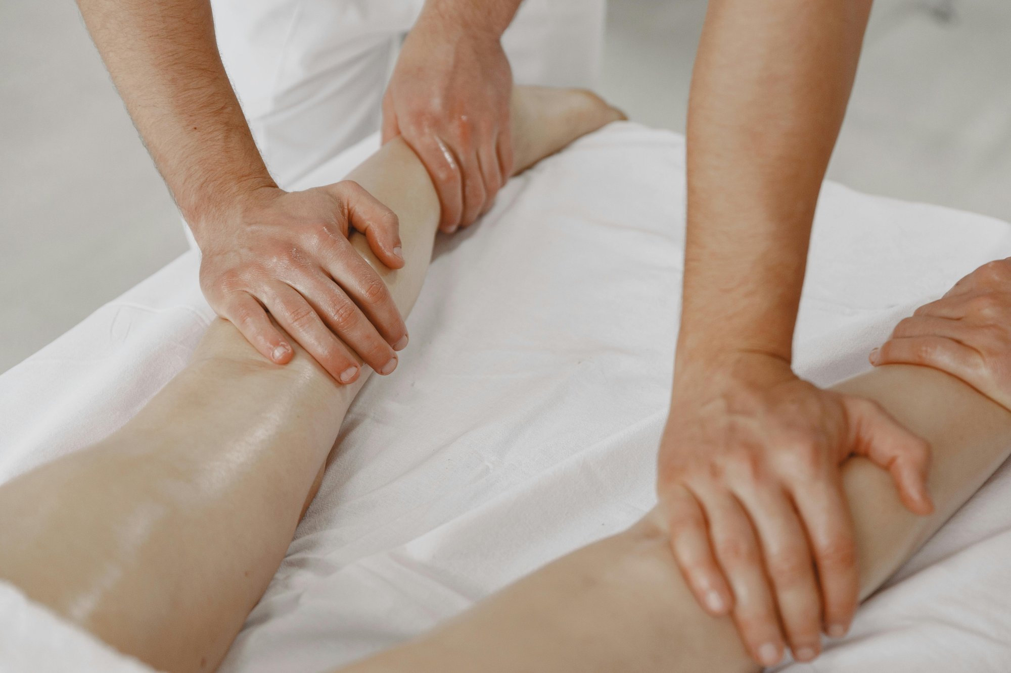 Imagen de experta realizando un masaje de piernas