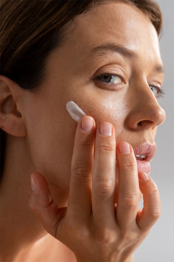 ¿Por qué me pica la cara cuando me pongo crema? Motivos y alternativas